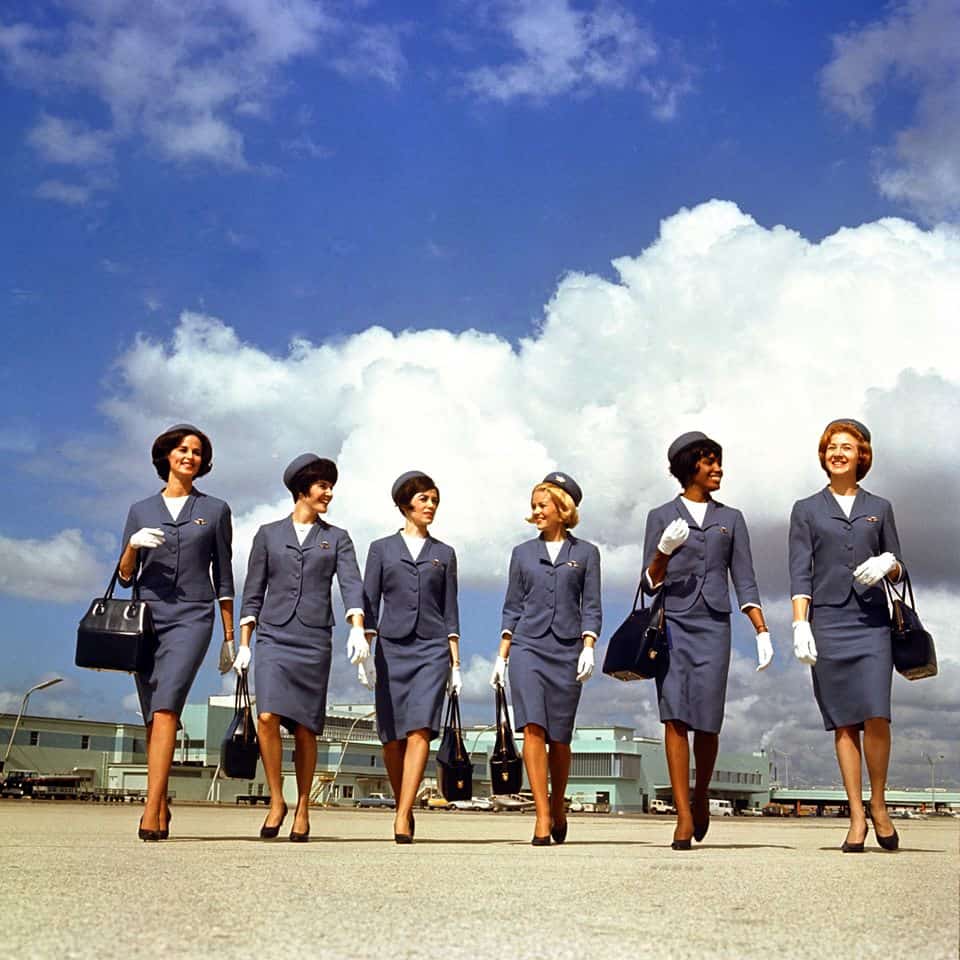 Read more about the article Fashion in Flight: Lịch sử thiết kế trang phục nữ tiếp viên hàng không